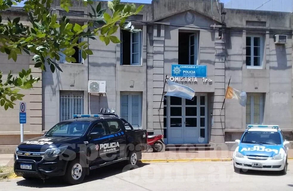 Mujer policía tuvo sexo con un preso en el calabozo