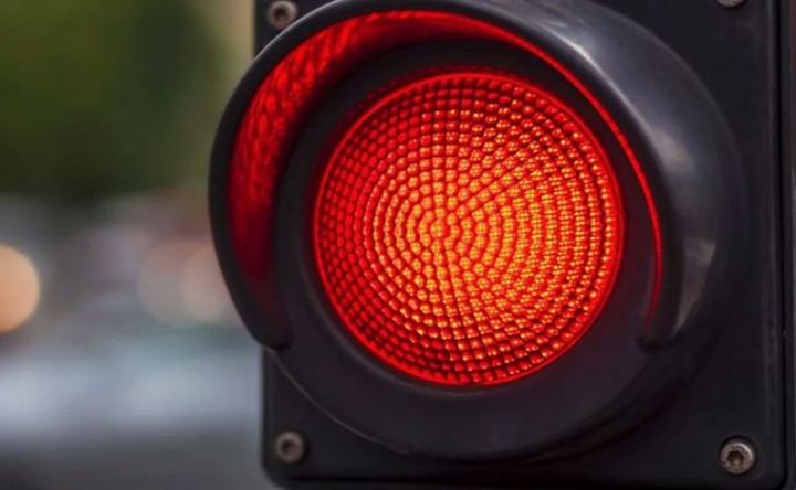 Multa de hasta $861.000 por cruzar semáfono en rojo