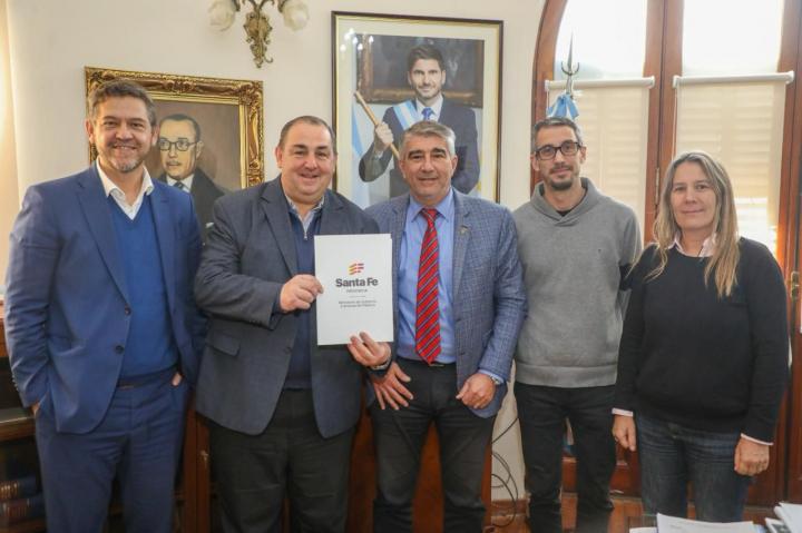 Santa Fe Capital: entregan equipos de comunicación para mejorar la seguridad