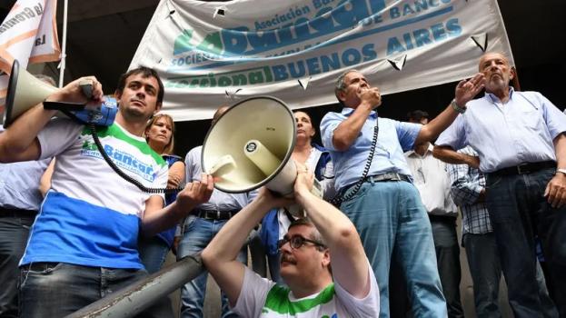 Bancarios acuerdan un sueldo mínimo de 1.400.000 pesos