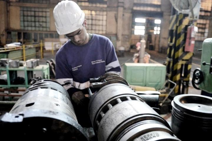 La industria sigue en declive: la UIA habla de una “caída de magnitud”