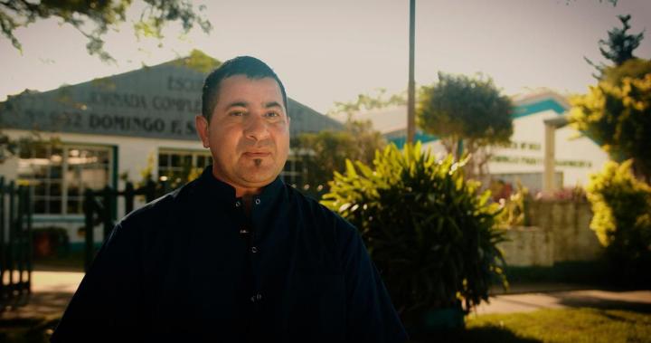 Maestro rural recorre en moto 200 km por día para dar clases