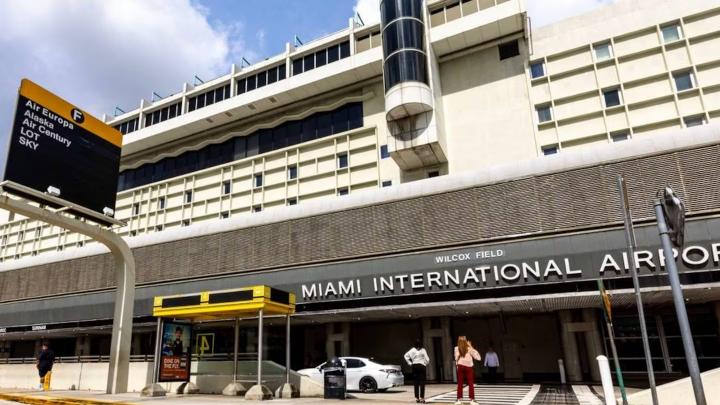Terror en el aeropuerto de Miami: un hombre acuchilló a una mujer 
