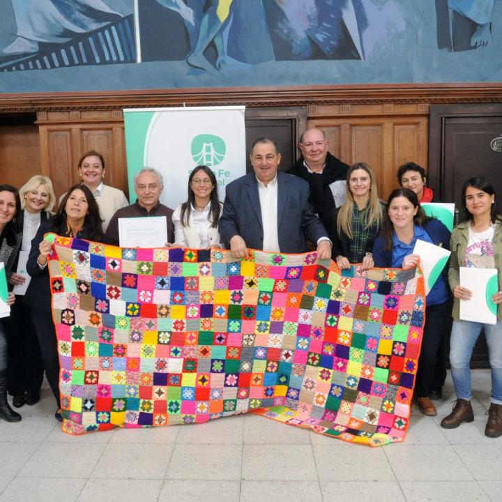 Poletti destacó la campaña para juntar abrigos en Santa Fe