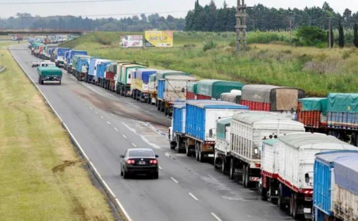 Aceiteros paralizan puertos del Gran Rosario: miles de camiones varados