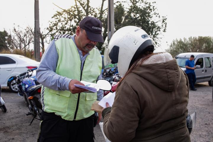 Dictan una capacitación en manejo seguro de motos
