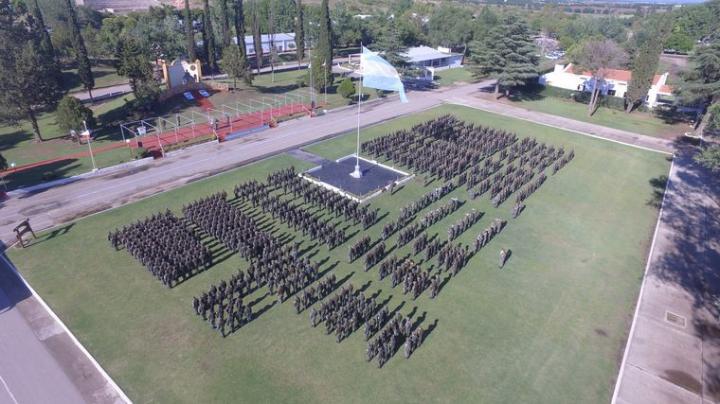 Una gendarme habría obligado a desnudarse a 100 aspirantes mujeres
