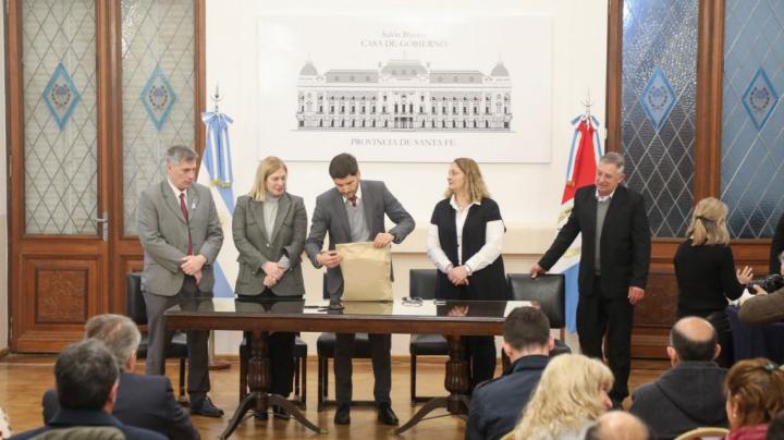 Inédita compra de ambulancias y minibuses en Santa Fe