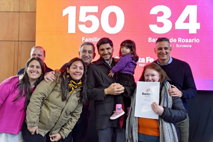 Pullaro entregó escrituras a familias de la ciudad de Rosario