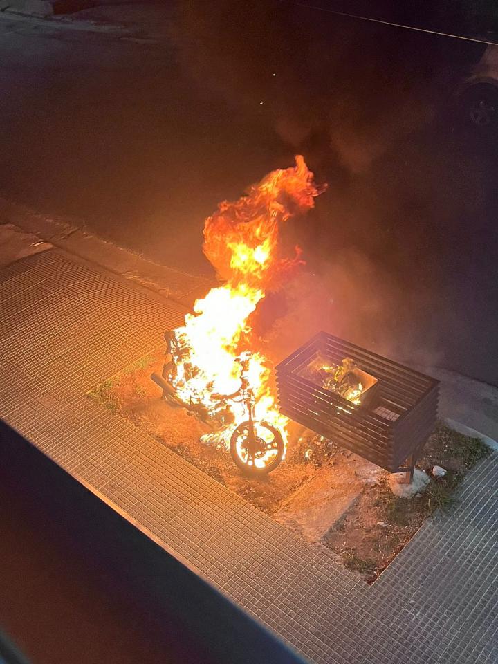 Ataque incendiario contra una moto en Santa Fe