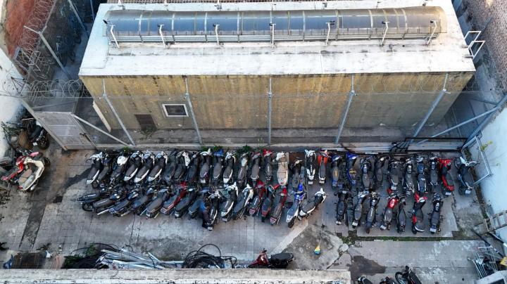 Remueven más de 100 motos y autos de comisarías de Rosario