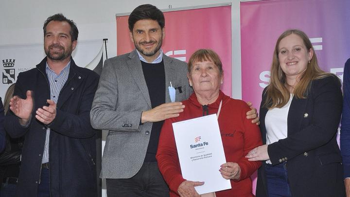 Pullaro entregó escrituras de viviendas a familias de Santo Tomé