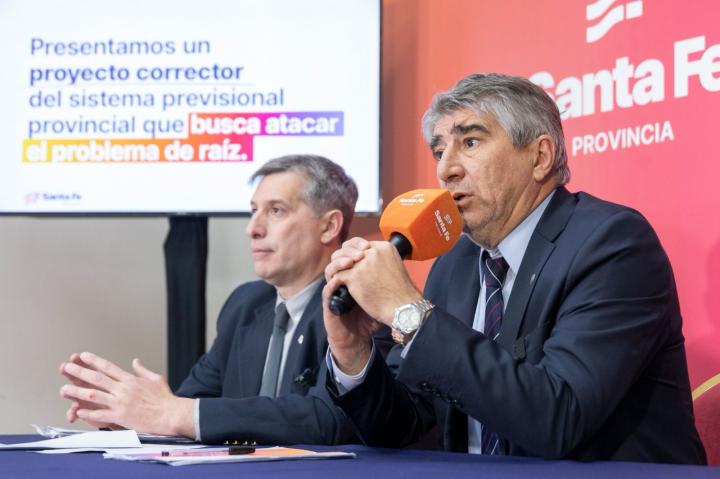 La reforma previsional ataca a todos por igual: pasivos y activos pagarán más y ganarán menos 