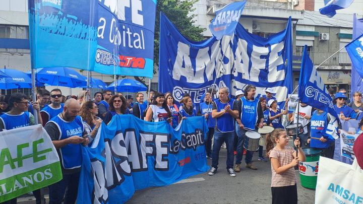 Maestros de Santa Fe desafían a Pullaro y paran 24 horas