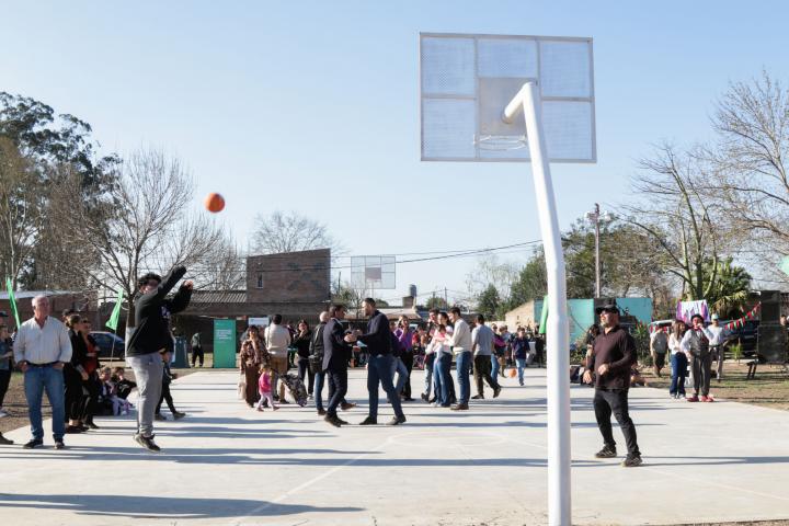 Poletti inauguró una remodelada plaza en Cabaña Leiva