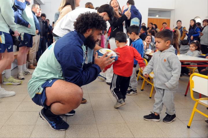 Los Wallabies visitaron a niños de un jardín municipal