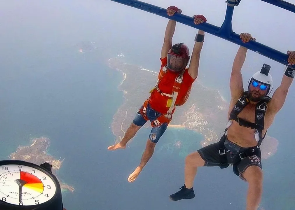 Récord mundial: dos paracaidistas argentinos saltaron desde la estratósfera