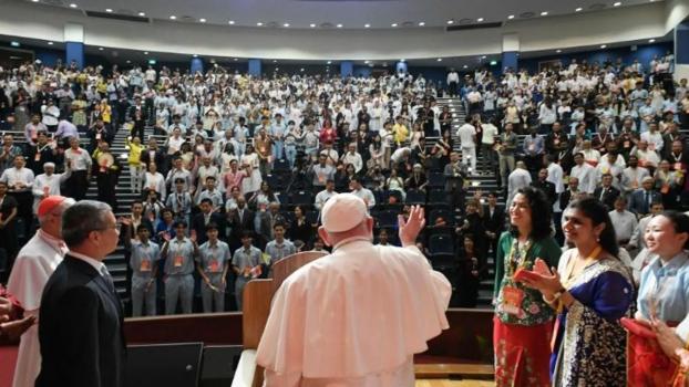 El Papa instó a los jóvenes a salir de las zonas de confort 