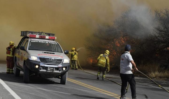 Incendio en Capilla del Monte: “El fuego está metido adentro del pueblo”