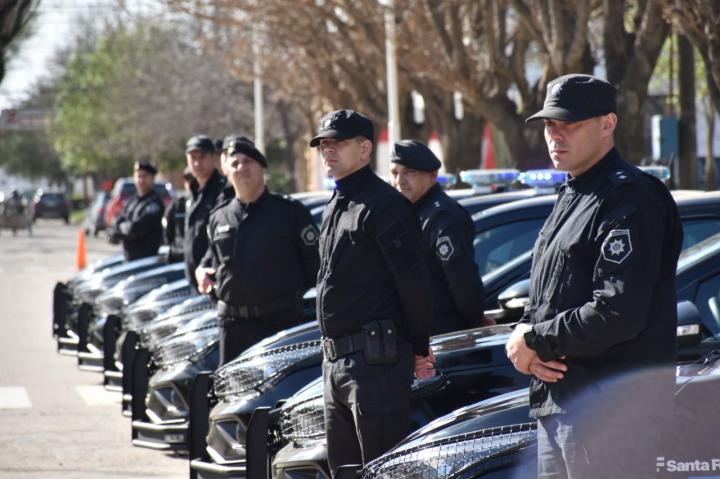 Provincia sigue entregando móviles para patrullaje policial