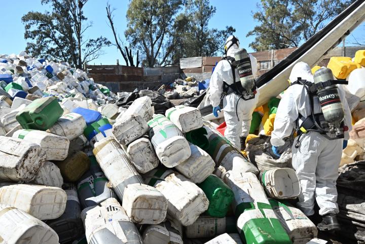 Desbaratan un establecimiento ilegal de envases de fitosanitarios