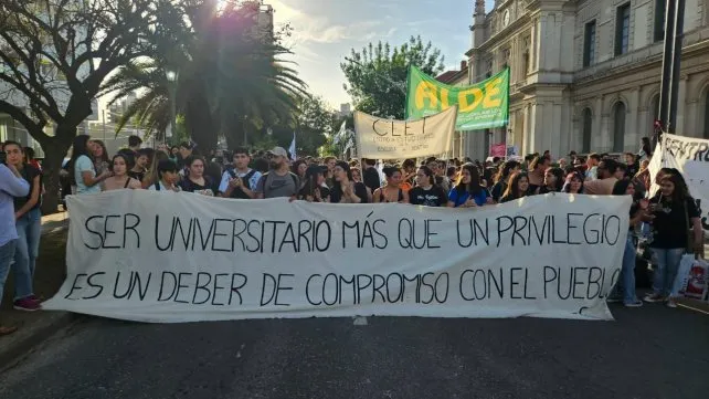 Ruidazo en Santa Fe: multitudinaria protesta frente a la UNL