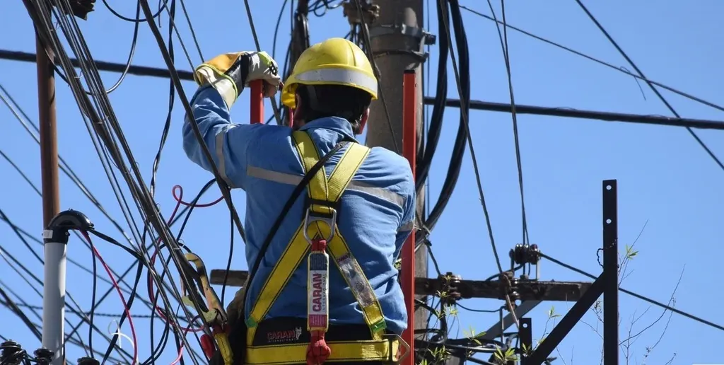 Intiman a la EPE a que no retenga Ganancias a sus empleados