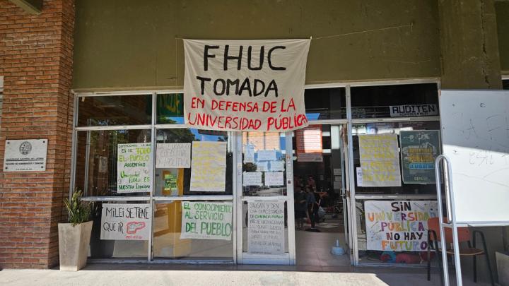 Alumnos de la UNL tomaron la Facultad de Humanidades
