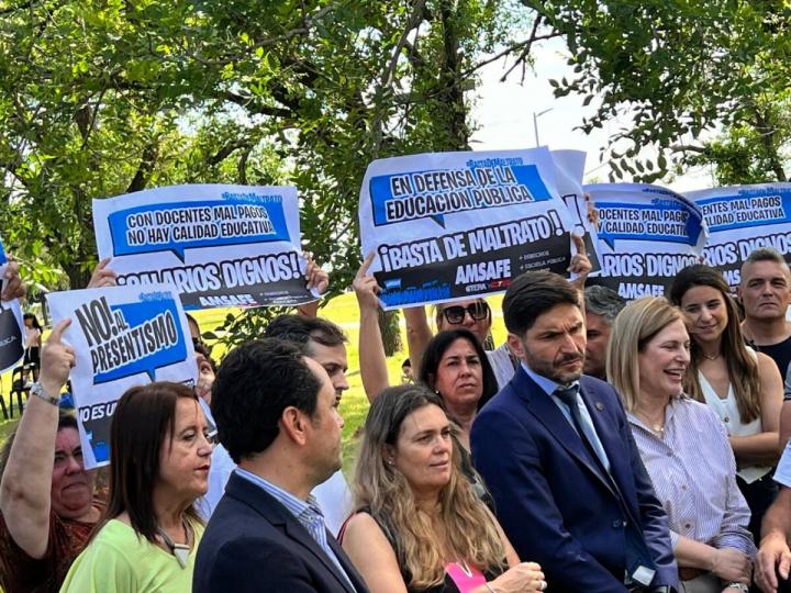 Pullaro fue a San Lorenzo y los maestros le dieron la bienvenida