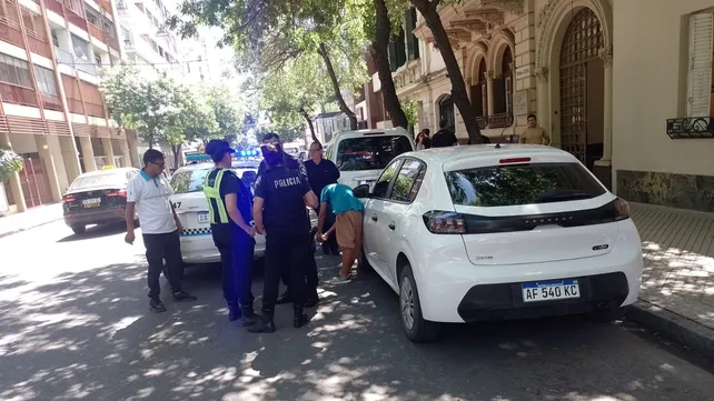 Cuidacoches atacó a inspectores: los roció con alcohol e intentó prenderles fuego