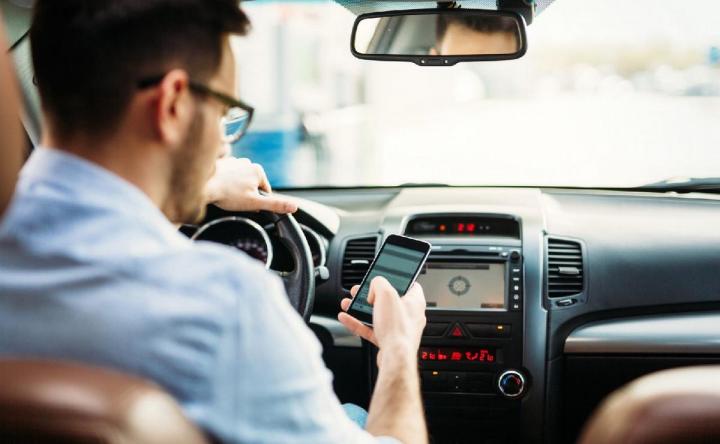 Una pandemia silenciosa: la adicción a las pantallas y los peligros al conducir