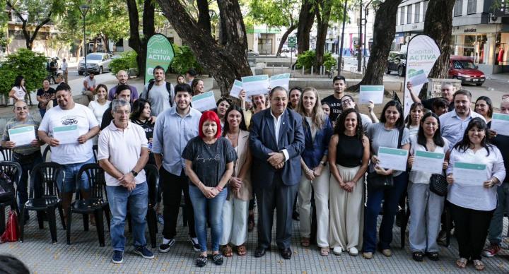 Entregan microcréditos a 18 emprendedores sociales