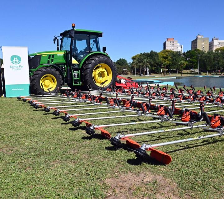Poletti entregó equipamiento para los espacios verdes