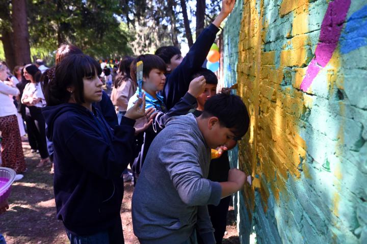 Escuelas sin paredes: alumnos pintaron un mural en el Jardín Botánico