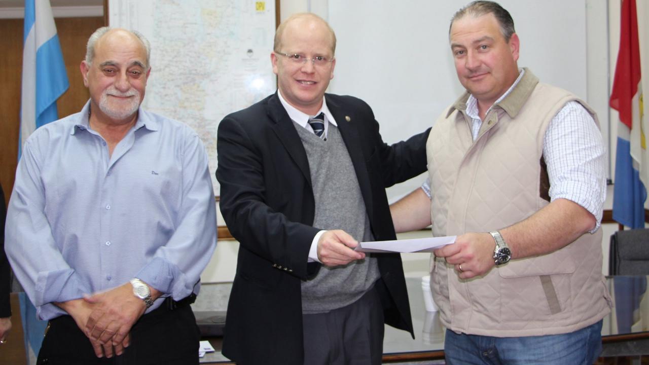 Santa Fe otorgó un millón de pesos a productores lácteos