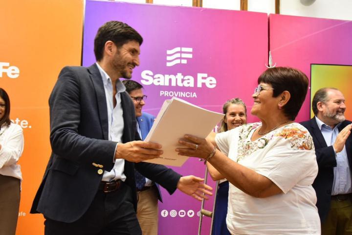 Pullaro entregó escrituras a 51 familias de Rosario