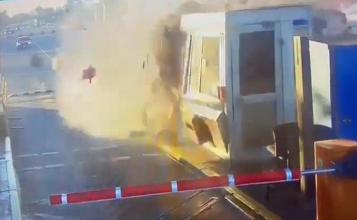 Video: murió al estrellar su auto contra una cabina de peaje