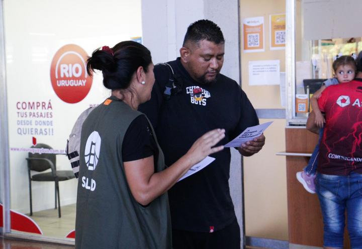 Dengue: instalan stand informativo en la Terminal de Ómnibus