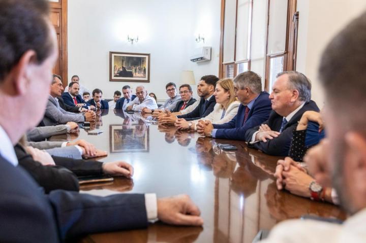 Pullaro se abrazó con los legisladores que le dieron una mano