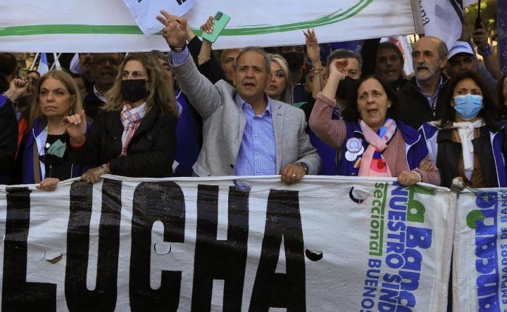 Bancarios logran más aumento: 1.604.000 pesos de inicial