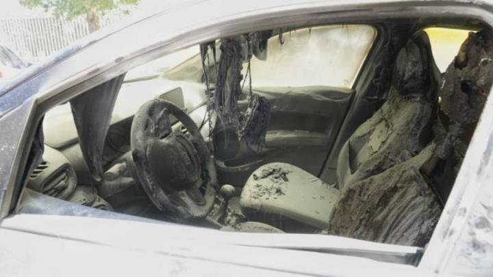 Ataques incendiarios: prenden fuego un patrullero y un auto
