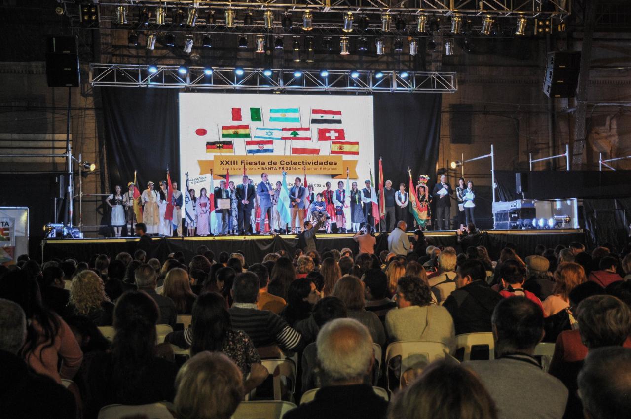 Multitudinario público en la Fiesta de las Colectividades