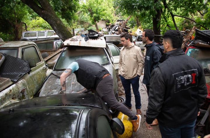 La Policía clausuró un desarmadero ilegal con 300 autos