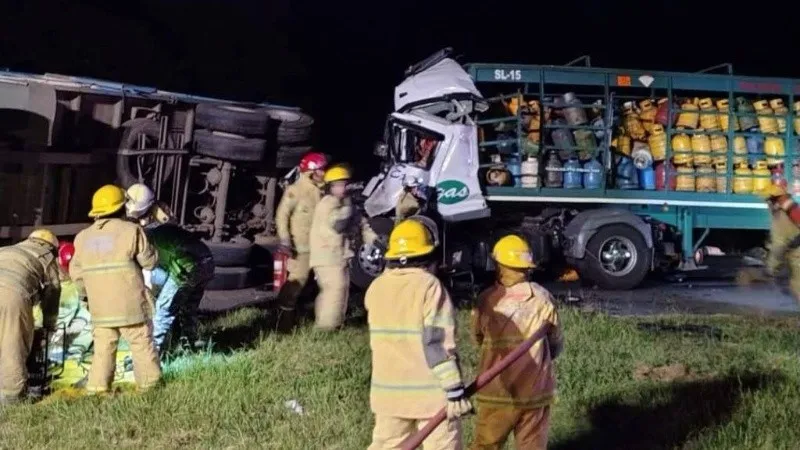 Chocaron dos camiones en la Autopista Santa Fe-Rosario