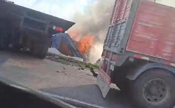 Impactante choque e incendio de camiones en Santa Fe