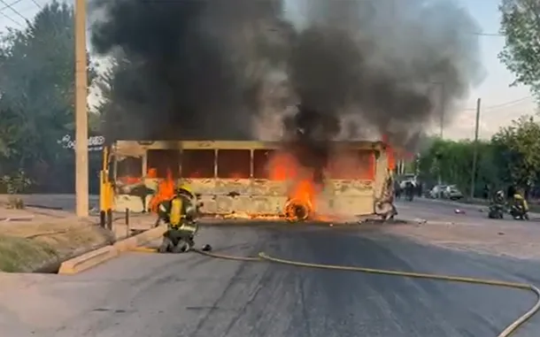 Un micro chocó y se incendió: murió quemado un chico de 12 años