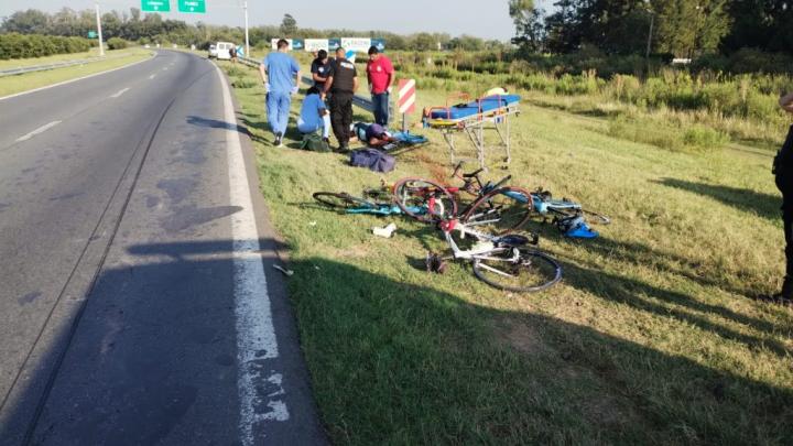 Accidente en la autopista Rosario-Córdoba: atropellan a 4 ciclistas