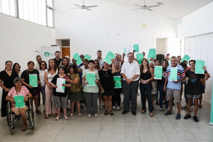 Poletti entregó escrituras a vecinos de Santa Fe