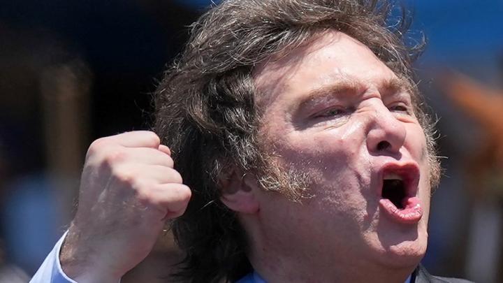 Milei volvió a atacar a los periodistas y los tildó de “basuras”