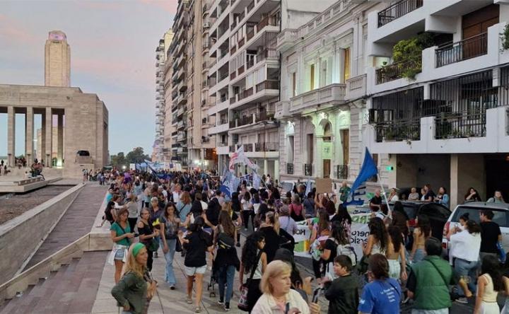 8M: las calles de Rosario volvieron a lucir colmadas de consignas 